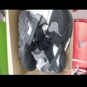 NIKE HURACHES SIZE 11